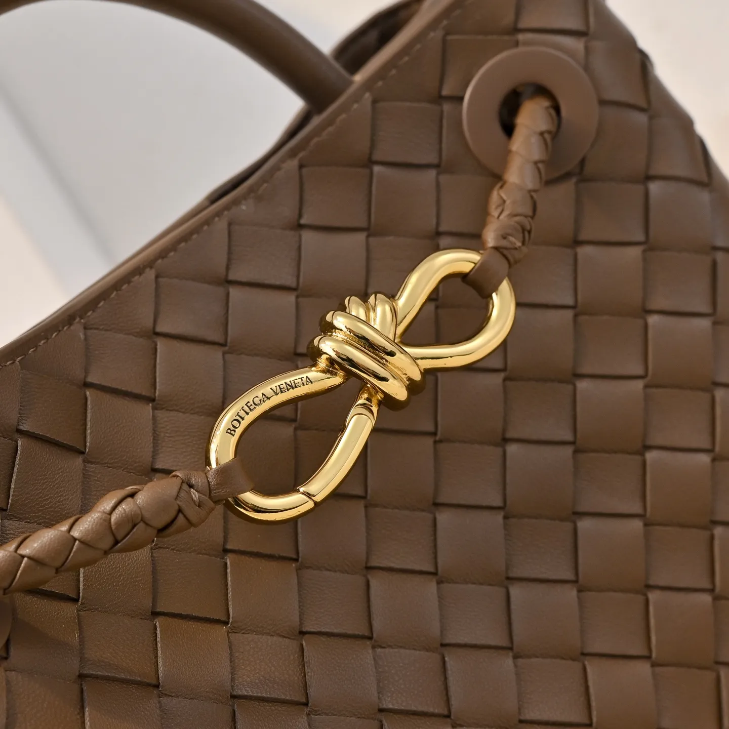 Batch 1860 B's spring and summer new style continues the brand's woven pattern style with detailed metal knot switch buckles. This time, the shoulder straps are also made into tube weaving, showing different craftsmanship. The carrying method is changeable to create more different styles. Intrecciato woven leather small handbag, equipped with sliding crossbody strap. Internal compartments, including 1 zipper pocket and 2 open pockets. Magnetic buckle closure. Size: 25*20*10cm Model: 7463#